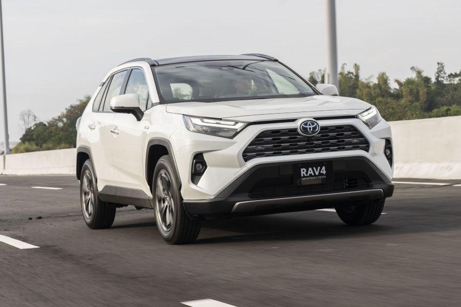 Toyota on track to clinch top global sales ranking again  