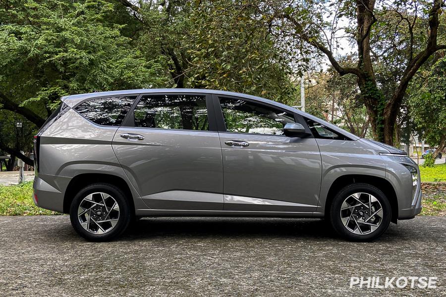 2023 Hyundai Stargazer side shot