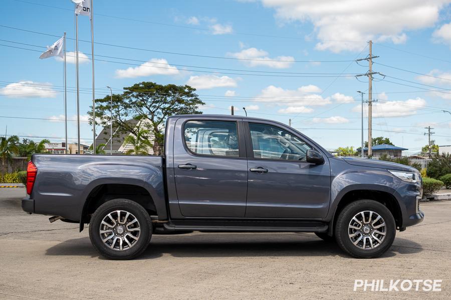 A picture of the side of the Foton Thunder.