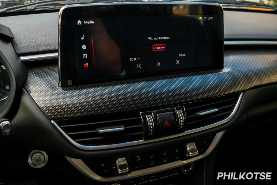 A picture of the Foton Thunder's headunit.