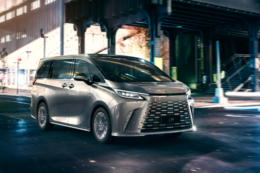 Lexus lm 2024. Лексус минивэн 2023. Лексус минивэн 2023. Lexus lm 2024. Минивэн lexus lm300h.