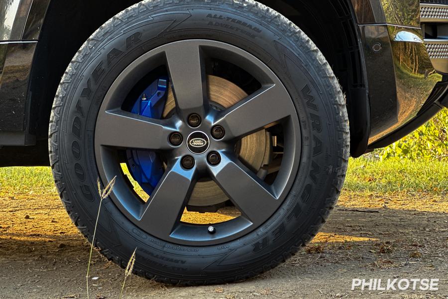 The Defender 110's front disc brakes Defender 110's front disc brakes
