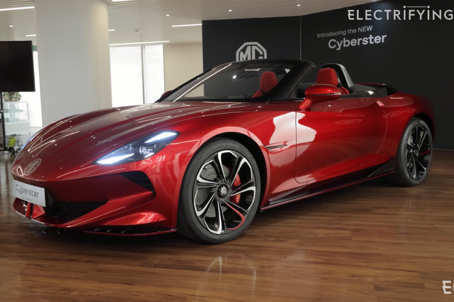 See the MG Cyberster electric roadster closer in walkaround video