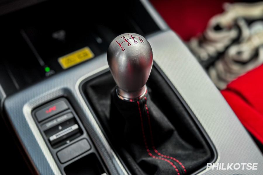A picture of the Civic Type R's gear shifter.