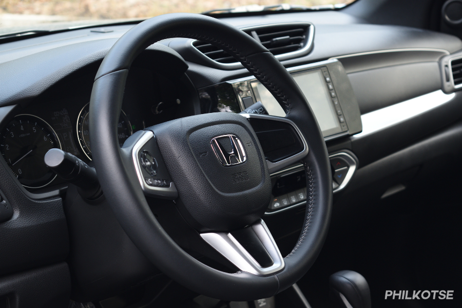 A picture of the BR-V V's touchscreen and steering wheel