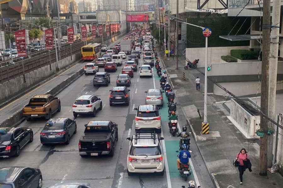 MMDA halts proposal to implement shared EDSA bike lane