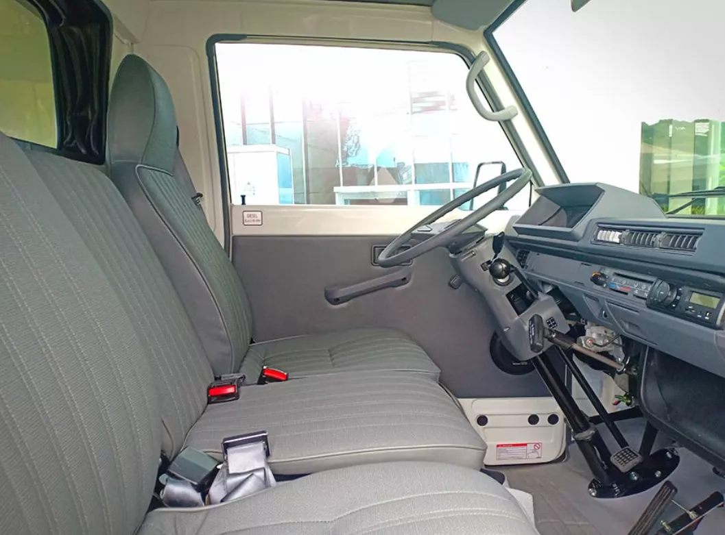 Mitsubishi L300 interior