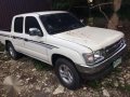 Toyota Hilux 2000 White Manual For Sale-1