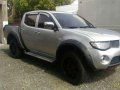 mitsubishi strada glx 2010 navara innova hilux-2