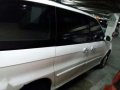 Kia Carnival 2000 AT White Van For Sale -4