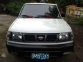 Fresh Nissan Frontier 2000 MT White For Sale -0