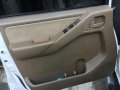 Nisaan Navara LE PICK UP 2009 White For Sale -9