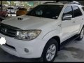 Fresh Toyota Fortuner V 2009 White For Sale -0
