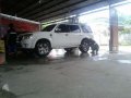 2010 White Ford Everest! MANUAL TRANSMISSION-6