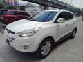 Selling White Hyundai Tucson 2012-3