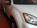 Selling White Isuzu Mu-X 2015 Automatic Diesel for sale-0