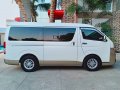 Selling 2nd Hand Van White 2017 Toyota Hiace at 37000 km-4