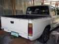 White Nissan Frontier 2010 at 70000 km for sale-2