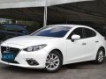 White Mazda 3 2015 at 15000 km for sale-8