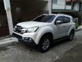 White Isuzu Mu-X 2016 at 93000 km for sale-8