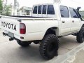 Selling White Toyota Hilux 2000 at 159000 km -5