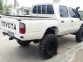 Selling White Toyota Hilux 2000 at 159000 km -2