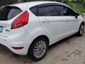 White Ford Fiesta 2013 at 86000 km for sale -1