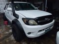 White Toyota Hilux 2005 for sale in Quezon City-0