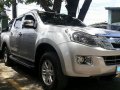 Silver Isuzu D-Max 2015 at 25000 km for sale -1