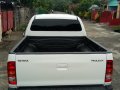 Sell White 2006 Toyota Hilux Manual Diesel -2