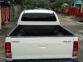 Sell White 2006 Toyota Hilux Manual Diesel -3