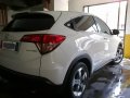 Selling White Honda Hr-V 2015 in Makati -2
