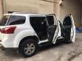 Selling White Isuzu Mu-X 2015 at 57675 km -4