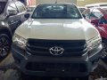 Selling White Toyota Hilux 2018 Manual Diesel -2