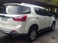 Sell White 2016 Isuzu Mu-X SUV at Automatic Diesel at 22 km-7