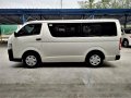 Selling White Toyota Hiace 2017 at 28000 km-7