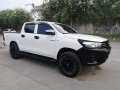 White Toyota Hilux 2016 for sale in Cebu -6