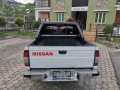 Selling White Nissan Frontier 2000 at 100000 km-6