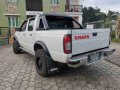 Selling White Nissan Frontier 2000 at 100000 km-2