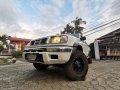 Selling White Nissan Frontier 2000 at 100000 km-0