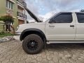 Selling White Nissan Frontier 2000 at 100000 km-2