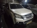 Selling White Isuzu Mu-X 2017 in Quezon City-5