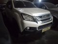 Selling White Isuzu Mu-X 2017 in Quezon City-4