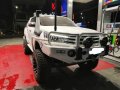 White Toyota Hilux 2016 at 35000 km for sale  -4