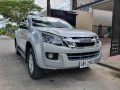 Silver Isuzu D-Max 2015 at 35000 km for sale-4