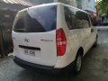 Selling White Hyundai Starex 2017 in Manila-3