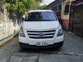 Selling White Hyundai Starex 2017 in Manila-6