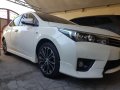 Pearl White Toyota Corolla Altis 2014 for sale in Paranaque -2