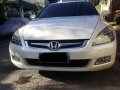 Pearl White Honda Accord 2004 for sale in Automatic-9