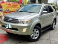 Selling Toyota Fortuner 2010 in Manila-9